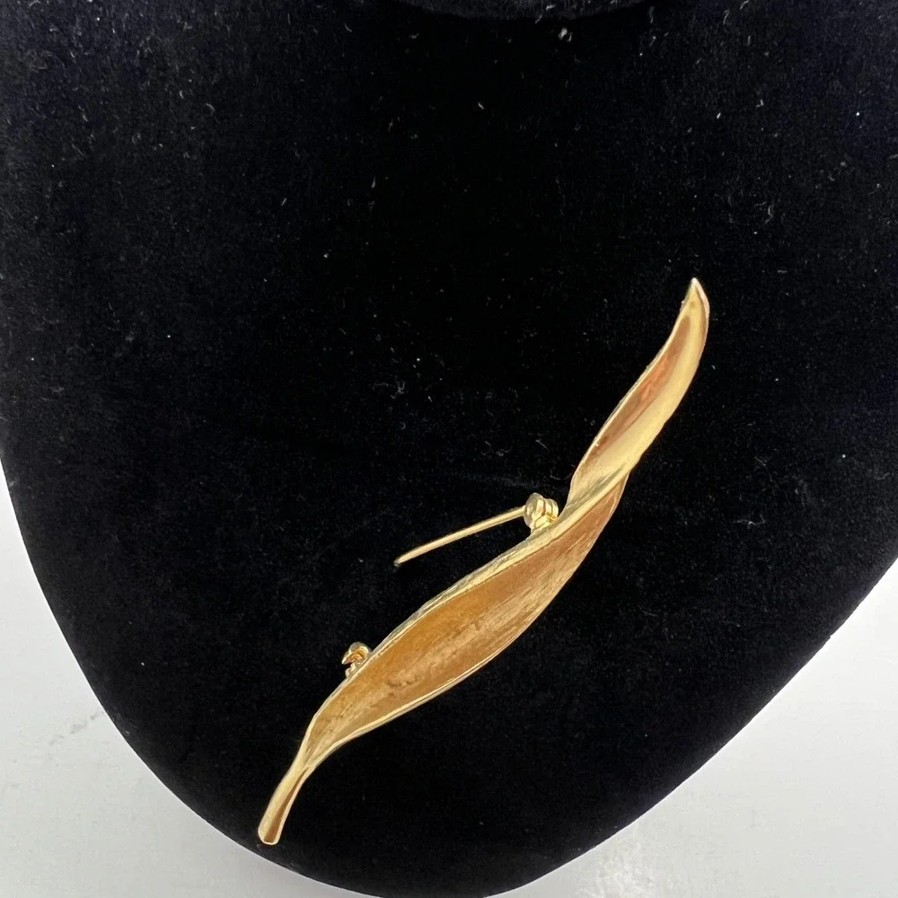 N/A elegant gold